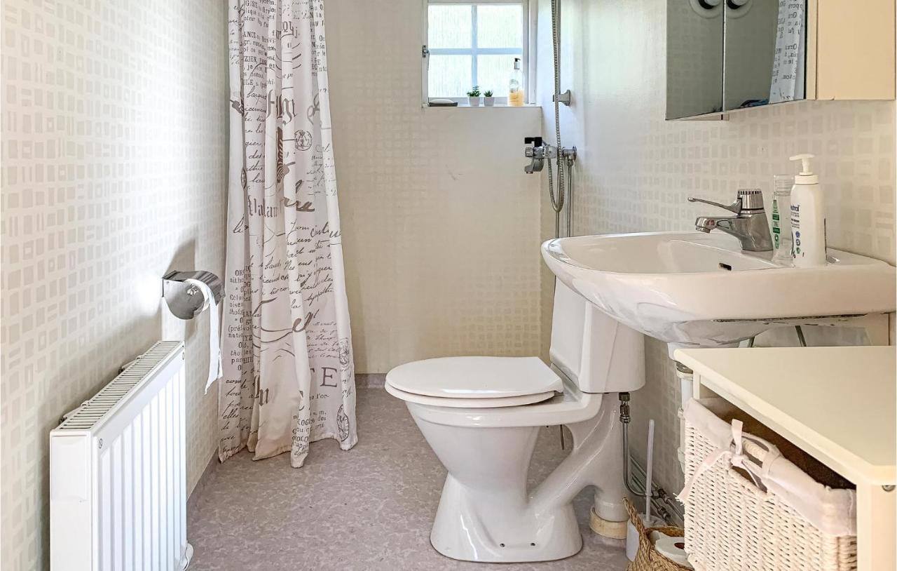 2 Bedroom Awesome Home In Vaestervik ภายนอก รูปภาพ