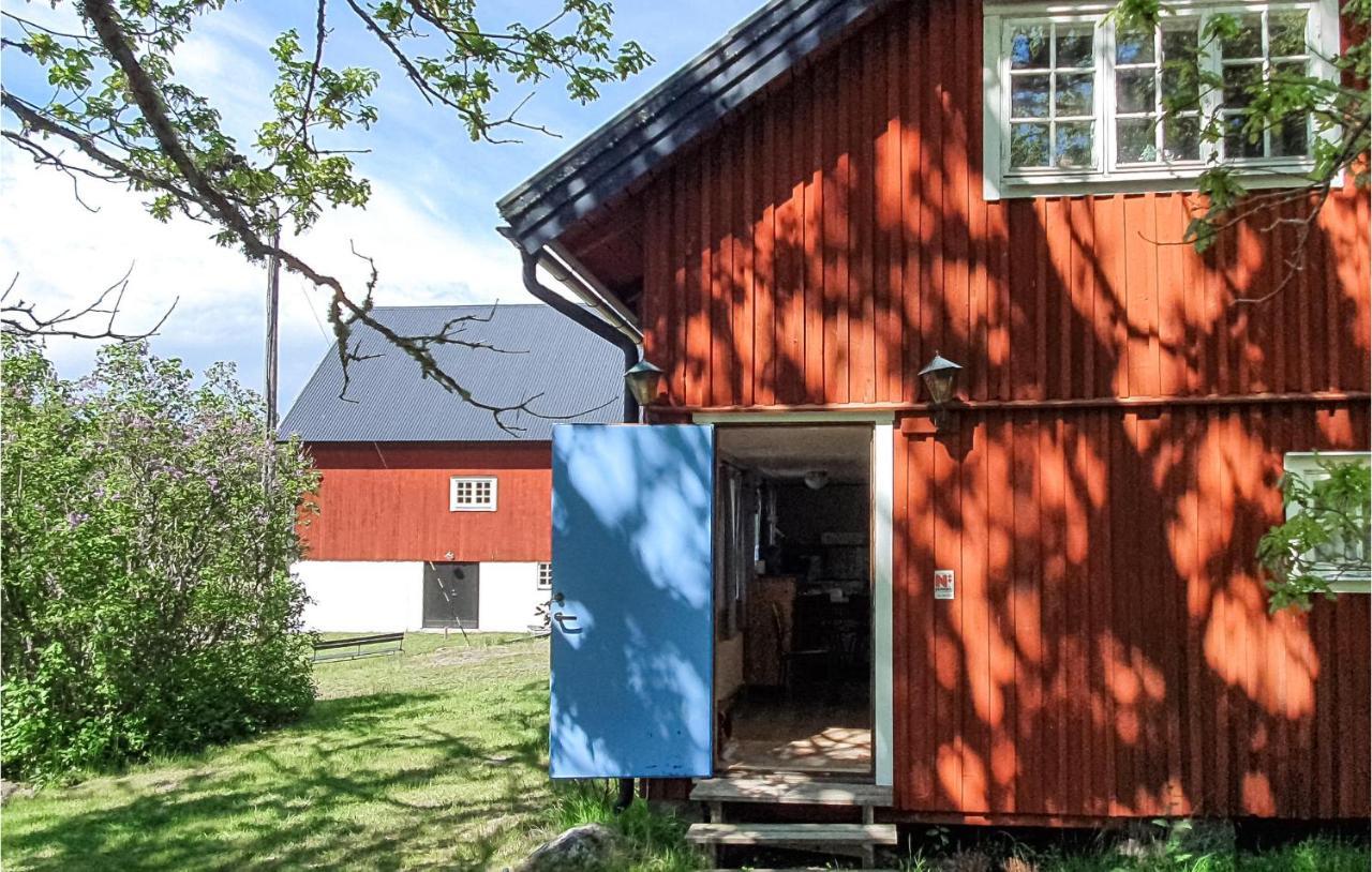 2 Bedroom Awesome Home In Vaestervik ภายนอก รูปภาพ
