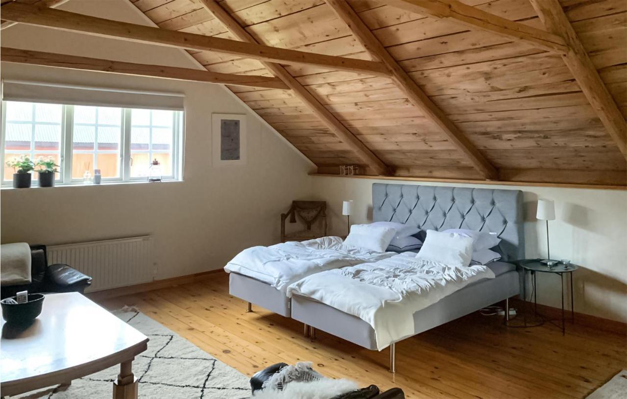 2 Bedroom Awesome Home In Vaestervik ภายนอก รูปภาพ